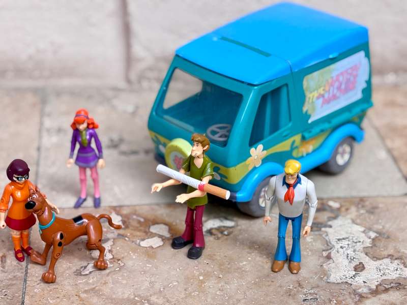 Vintage scooby doo the mystery machine van  with 5 articulated figures hanna barbera, plus backpack