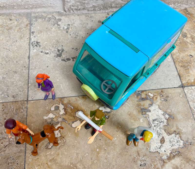 Vintage scooby doo the mystery machine van  with 5 articulated figures hanna barbera, plus backpack