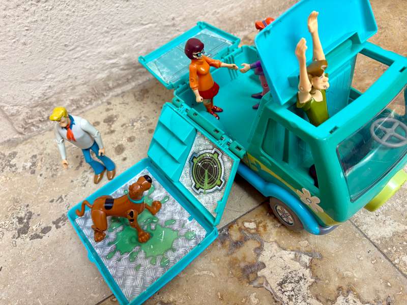 Vintage scooby doo the mystery machine van  with 5 articulated figures hanna barbera, plus backpack