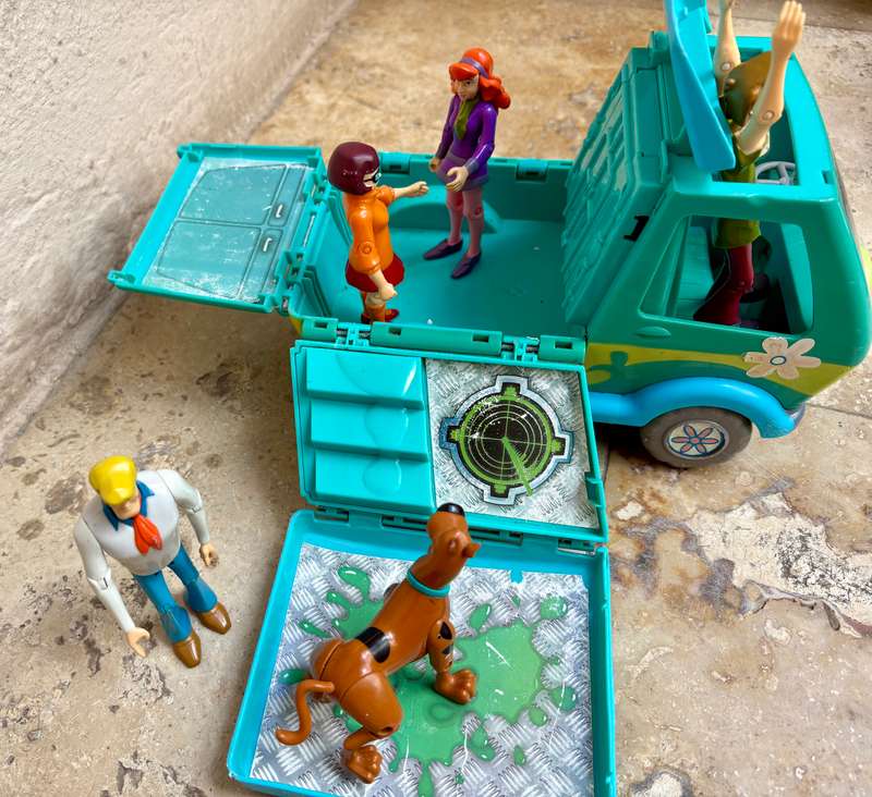 Vintage scooby doo the mystery machine van  with 5 articulated figures hanna barbera, plus backpack