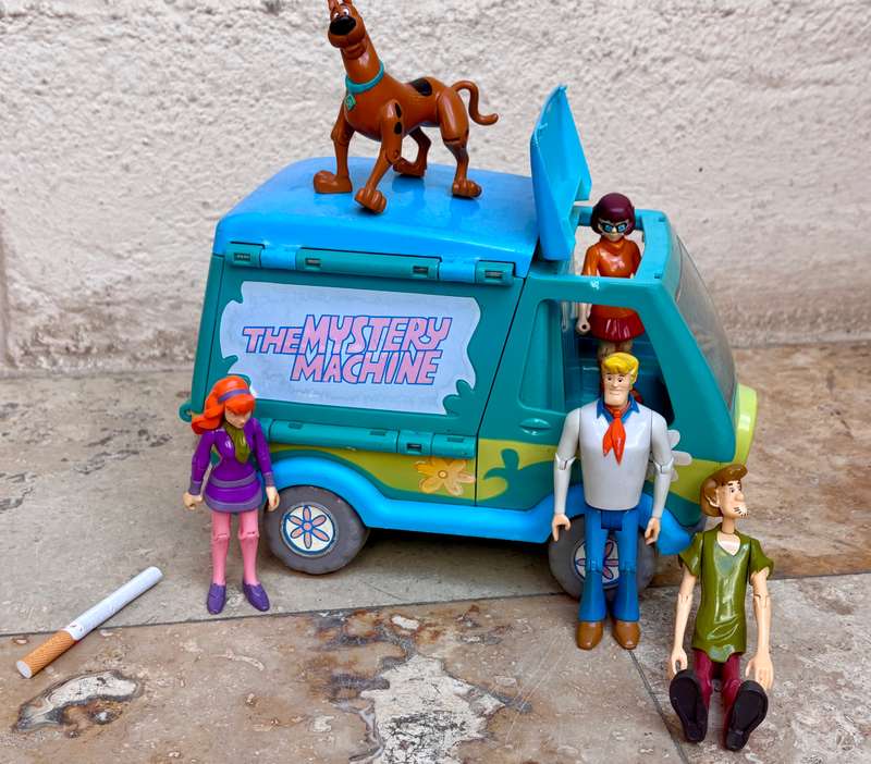 Vintage scooby doo the mystery machine van  with 5 articulated figures hanna barbera, plus backpack