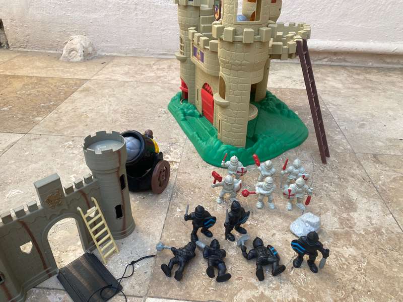 Vintage Redbox Medieval Castle play set 1995 with Accessories 12 characters