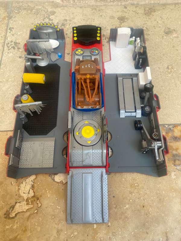 Disney Pixar lightning McQueen transforming trailer with one car Playset