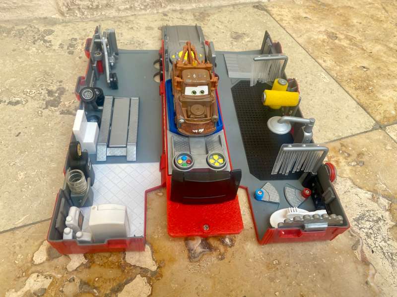 Disney Pixar lightning McQueen transforming trailer with one car Playset