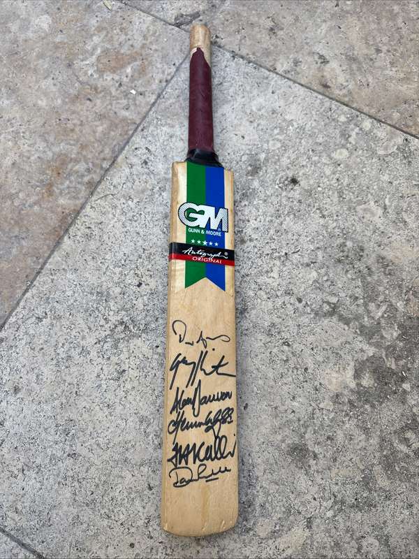 Gunn and Moore autograph original bat signed by  pro cricketers  Daniel Rowe , Alan Dawson & Co