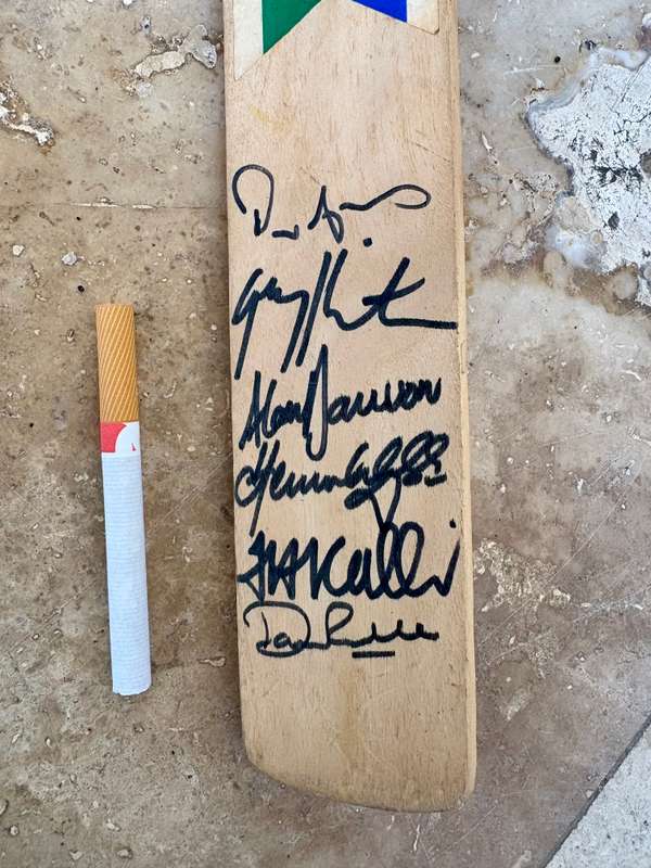 Gunn and Moore autograph original bat signed by  pro cricketers  Daniel Rowe , Alan Dawson & Co