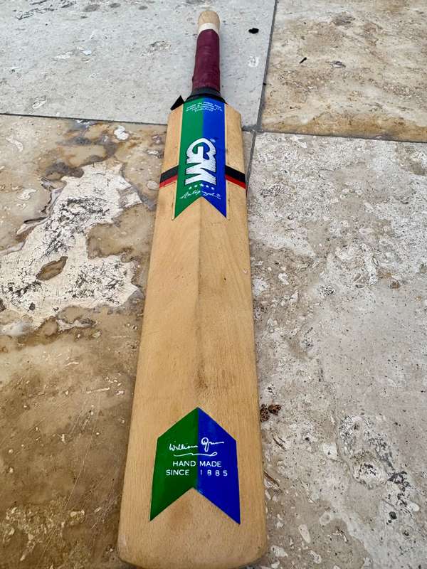 Gunn and Moore autograph original bat signed by  pro cricketers  Daniel Rowe , Alan Dawson & Co