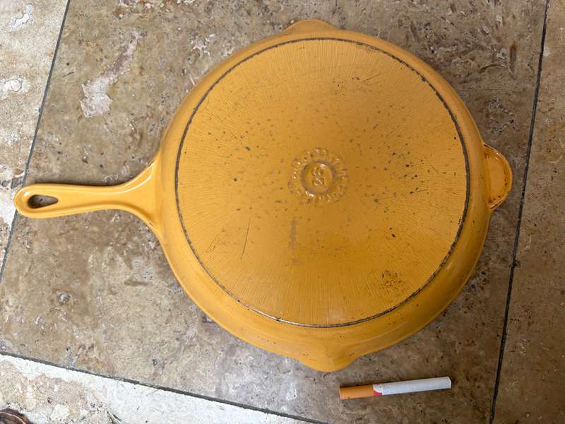 Le  Creuset Pan cast iron enamel 26 cm round yellow