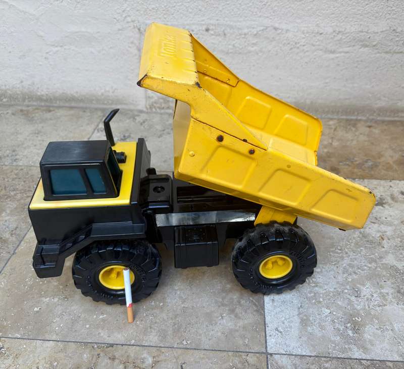 Tonka dump truck pressed steel hasbro 2012 42 cm