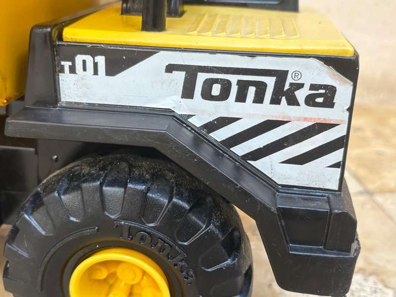 Tonka dump truck pressed steel hasbro 2012 42 cm
