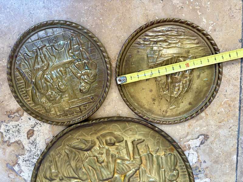 PEERAGE TAVERN BRASS WALL PLATE VINTAGE EMBOSSED Scene lot of 3
