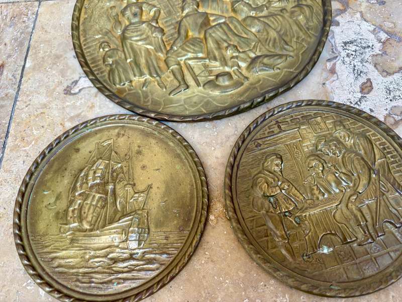 PEERAGE TAVERN BRASS WALL PLATE VINTAGE EMBOSSED Scene lot of 3