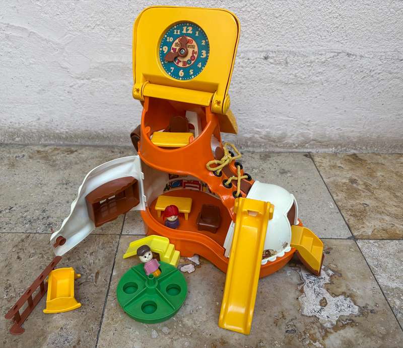 Vintage 1977 Matchbox Play Boot Shoe House Live N Learn TOY + figures furniture play set