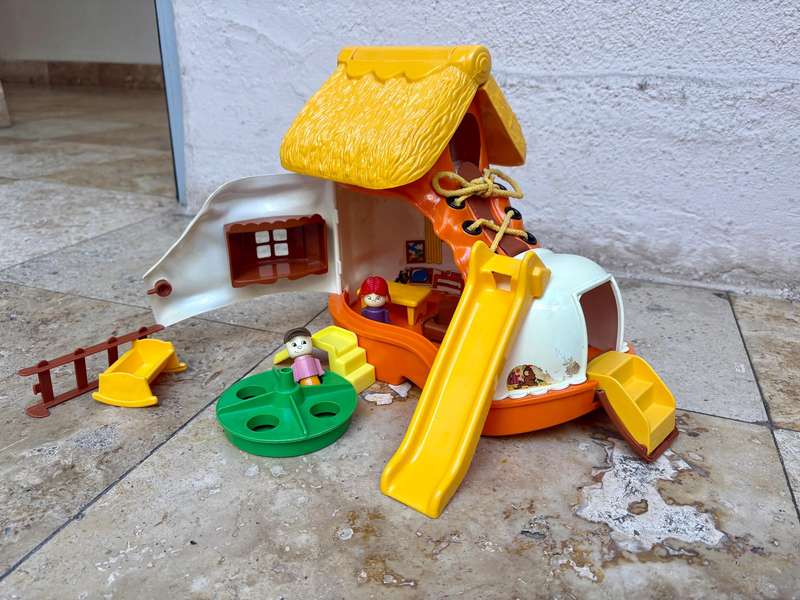 Vintage 1977 Matchbox Play Boot Shoe House Live N Learn TOY + figures furniture play set