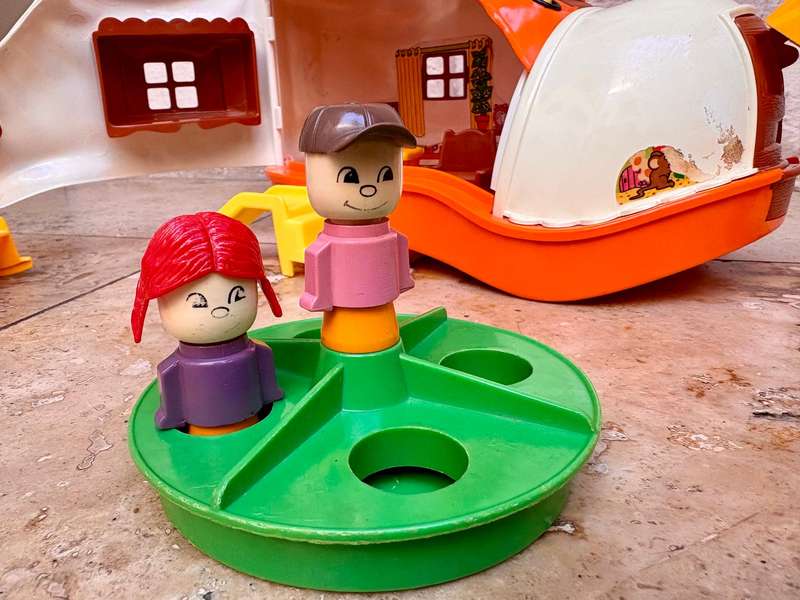 Vintage 1977 Matchbox Play Boot Shoe House Live N Learn TOY + figures furniture play set