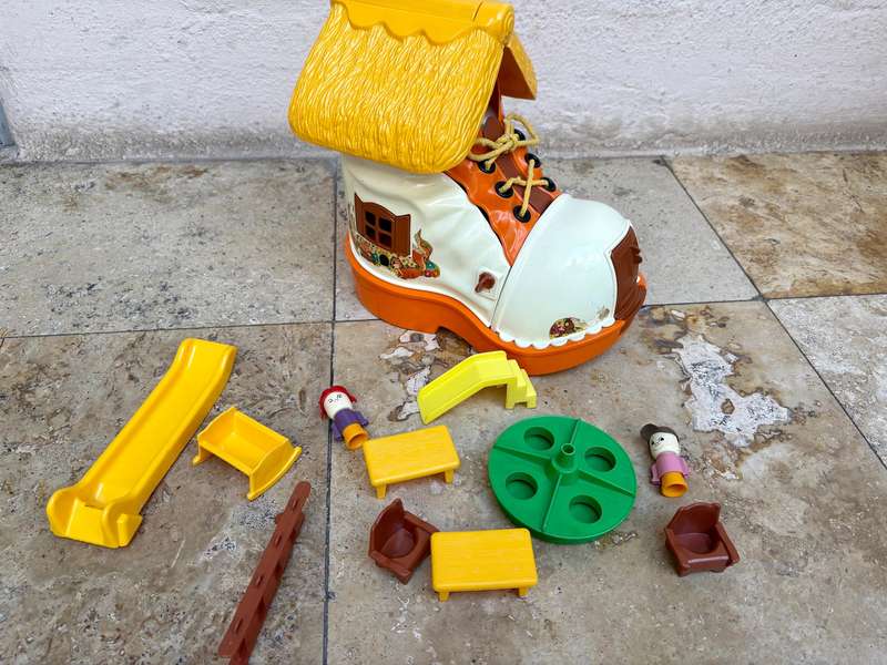 Vintage 1977 Matchbox Play Boot Shoe House Live N Learn TOY + figures furniture play set