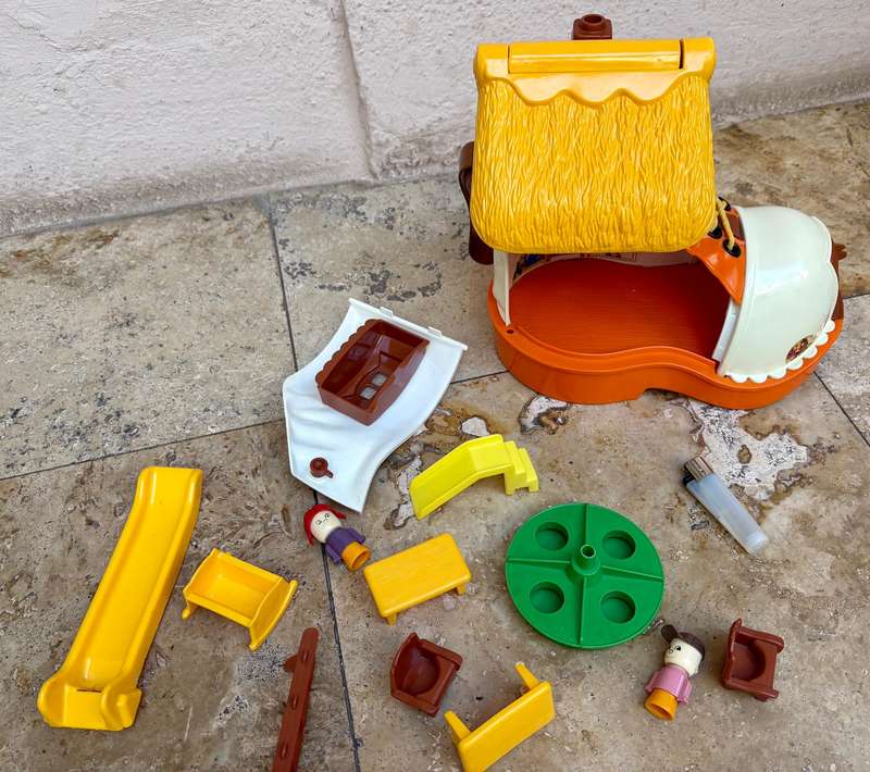 Vintage 1977 Matchbox Play Boot Shoe House Live N Learn TOY + figures furniture play set