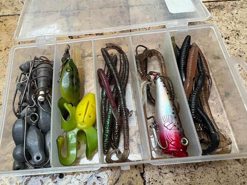 Bass worm kit fishing pack