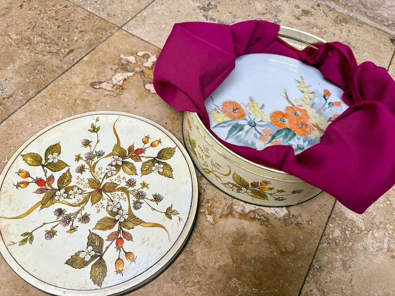Vintage flat ceramic cake plate pair Egypt and floral in cake tin