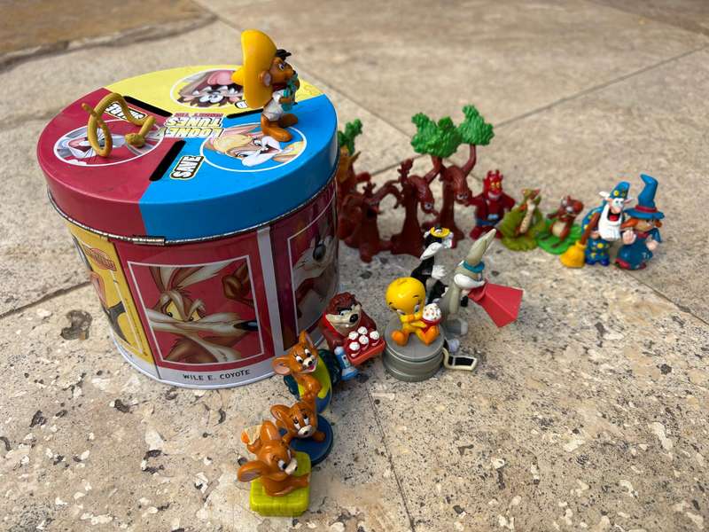 Kinder figure lot of 17 in money box tin