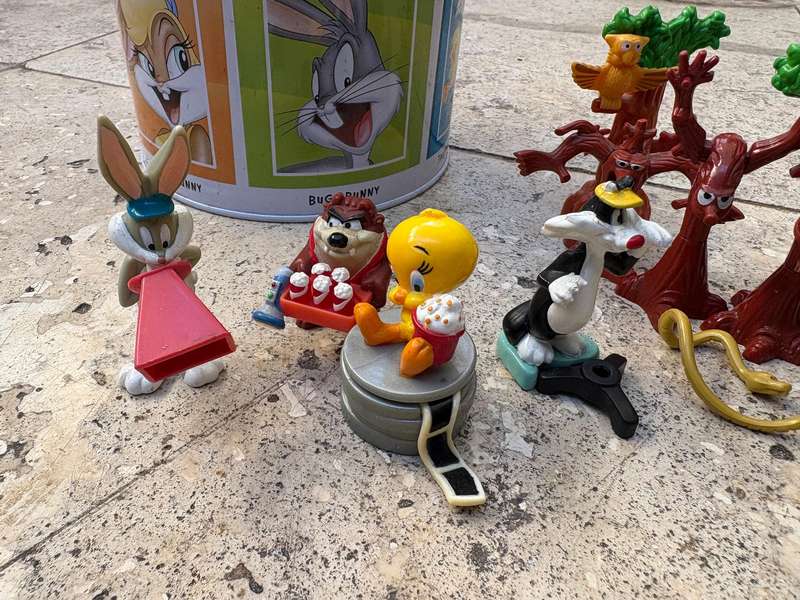 Kinder figure lot of 17 in money box tin