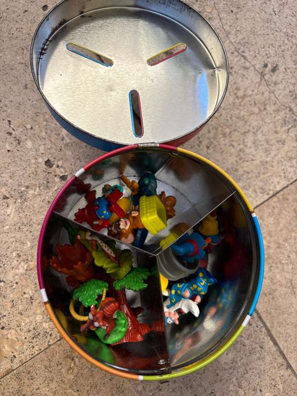 Kinder figure lot of 17 in money box tin