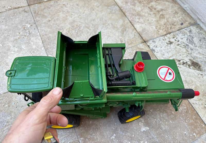Bruder John Deere combine harvester T670i farm toy