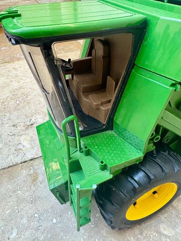 Bruder John Deere combine harvester T670i farm toy