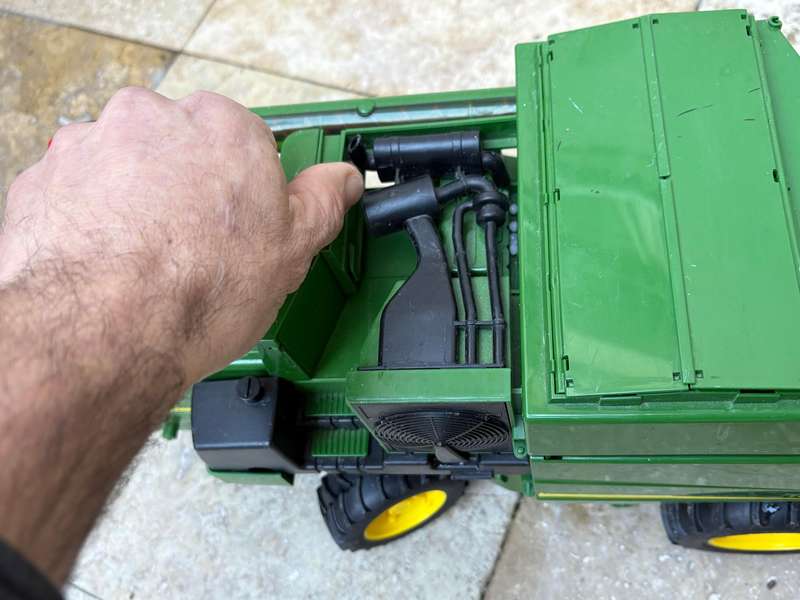 Bruder John Deere combine harvester T670i farm toy