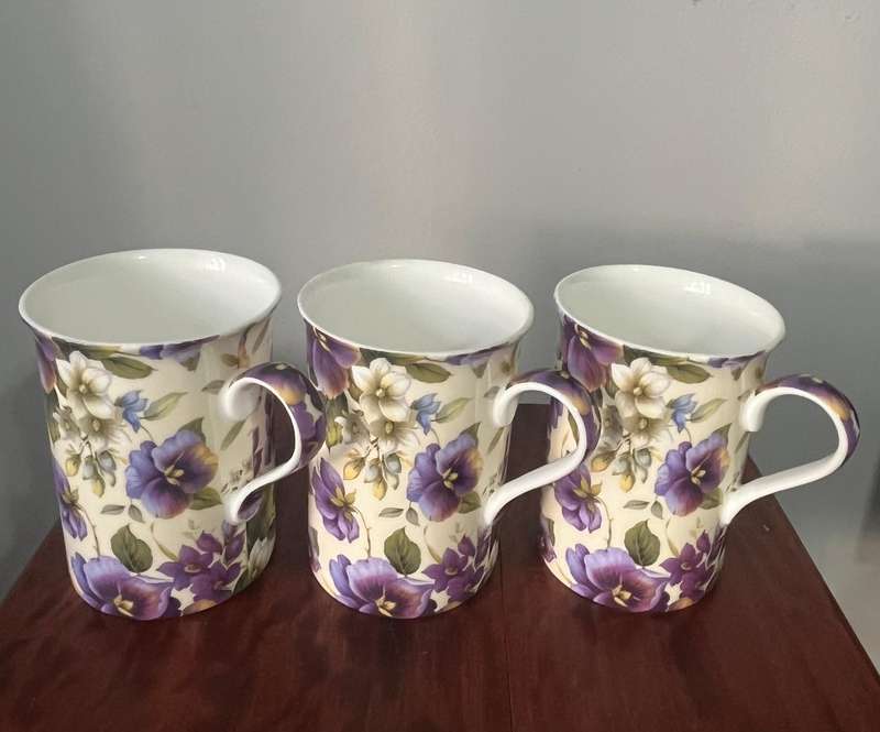 Maxwell Williams 3 cream pansy coffee mugs