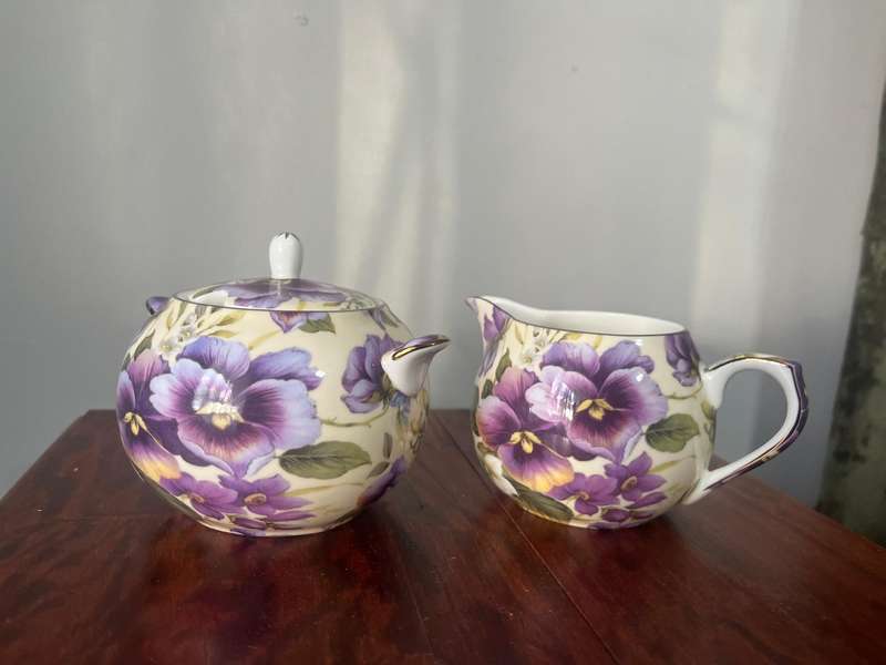 Maxwell Williams Cream Pansy milkjug and sugarpot