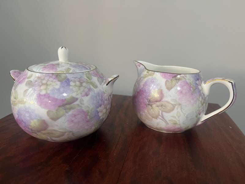 Maxwell Williams Hydrangea milkjug and sugarpot