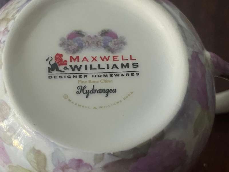 Maxwell Williams Hydrangea milkjug and sugarpot