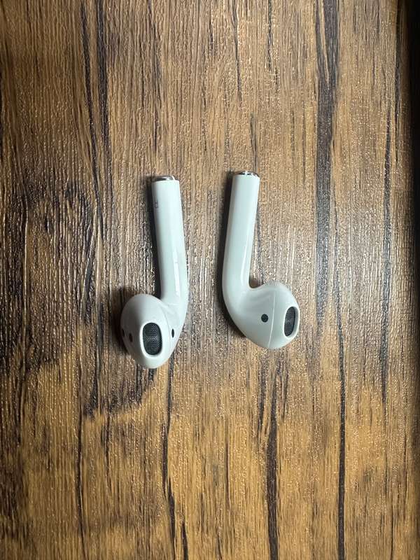 Clearance: APPLE AIRPODS ( A1602 (Lightning)) - GENUINE