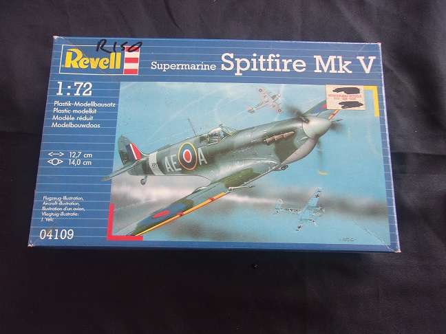 Lot of 6 vintage model plane kits for 1 bid - not sure if complete