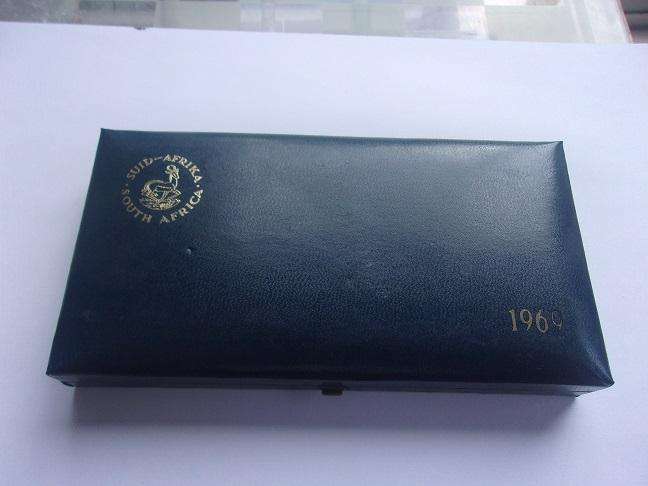 1969 SA short proof set with silver R1 in SAM box