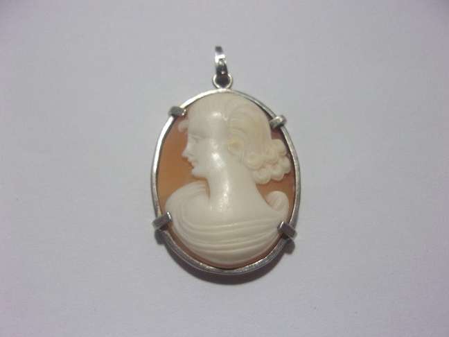 Vintage Sterling silver mounted cameo pendant