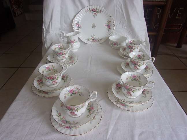 Vintage 21 piece Royal Albert "Moss Rose"  tea set - good condition