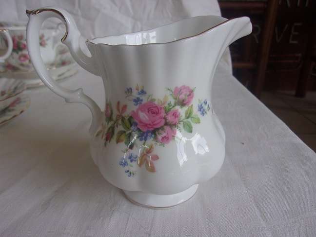 Vintage 21 piece Royal Albert "Moss Rose"  tea set - good condition