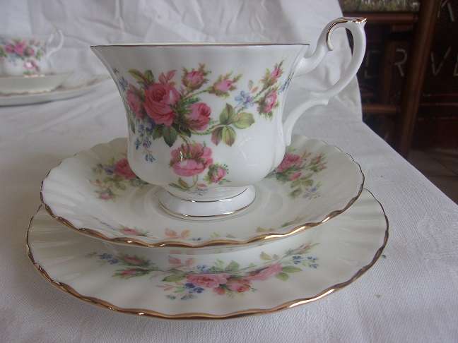 Vintage 21 piece Royal Albert "Moss Rose"  tea set - good condition