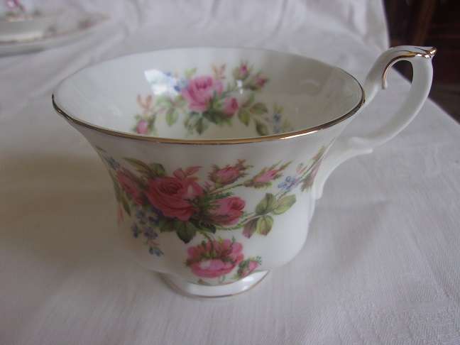 Vintage 21 piece Royal Albert "Moss Rose"  tea set - good condition