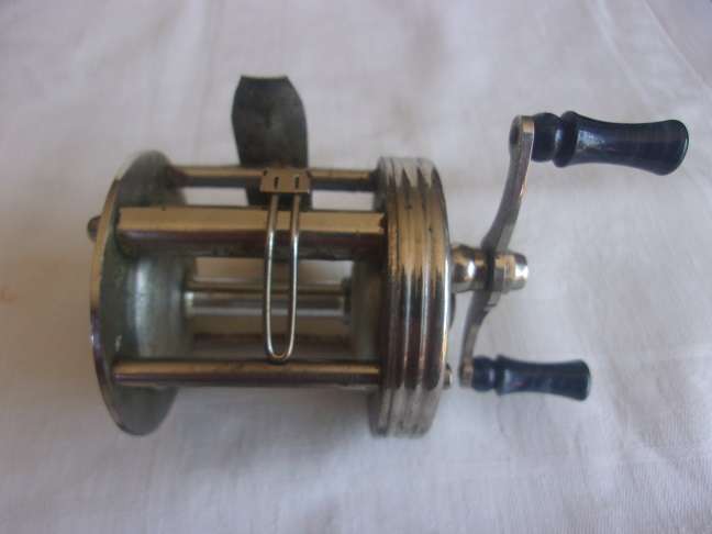 Rare vintage Record No. 1550C casting reel - works perfectly