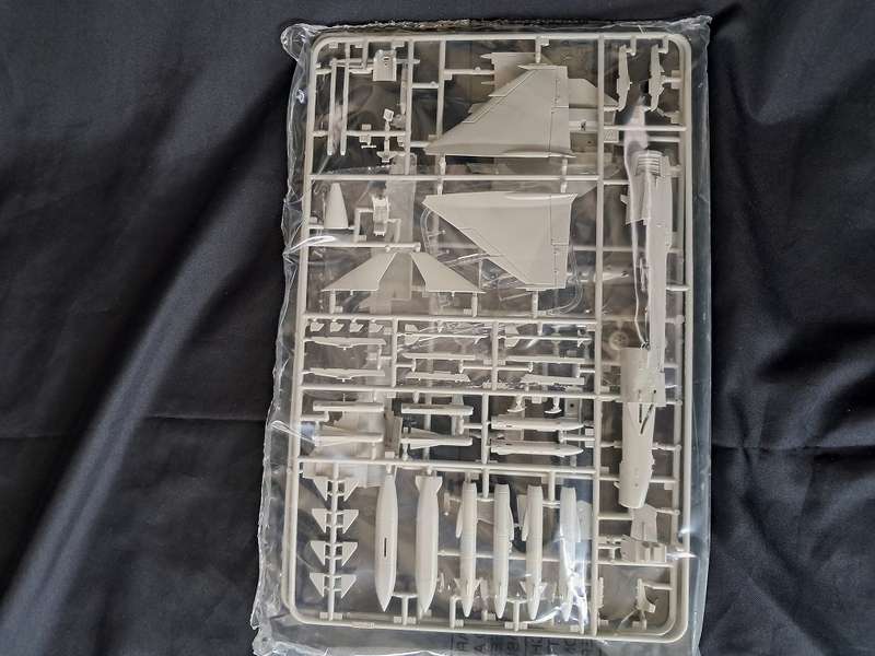 Revell 1:72 scale Junkers & Italeri JAS 39 A Gripen model plane kits for 1 bid