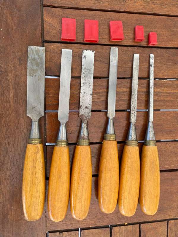 6 Footprint Sheffield Chisels. Sharp. 25,19,16,12,10 and 6mm.
