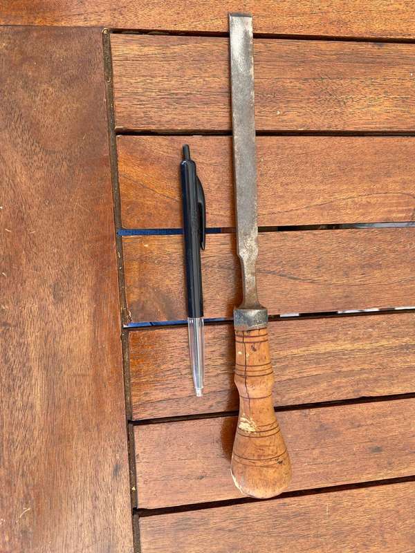 JNU ( Looks like Jan Nooitgedacht) 1 cm wide chisel.