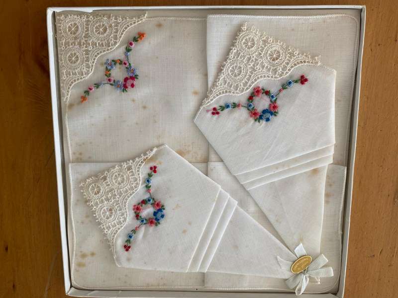 3 x Embroidery  Handkerchief  -  3 x Geborduurde Sakdoekie (Afrikaans)