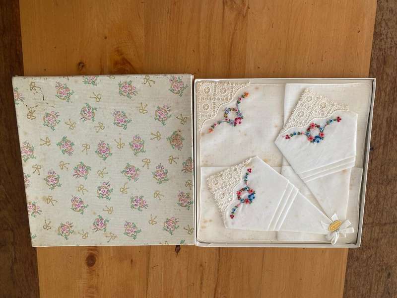 3 x Embroidery  Handkerchief  -  3 x Geborduurde Sakdoekie (Afrikaans)
