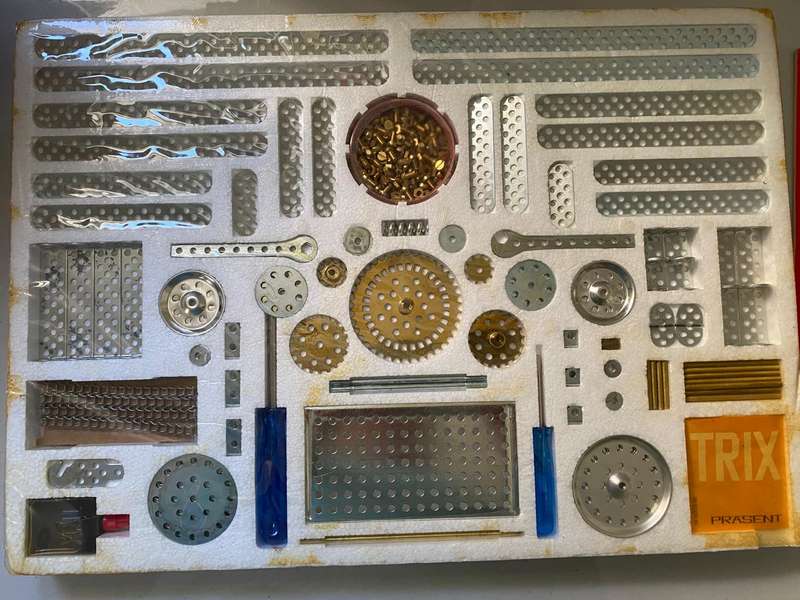 Meccano Type Interlocking set - PRASENT TRIX - there are 8 diffrent sets.