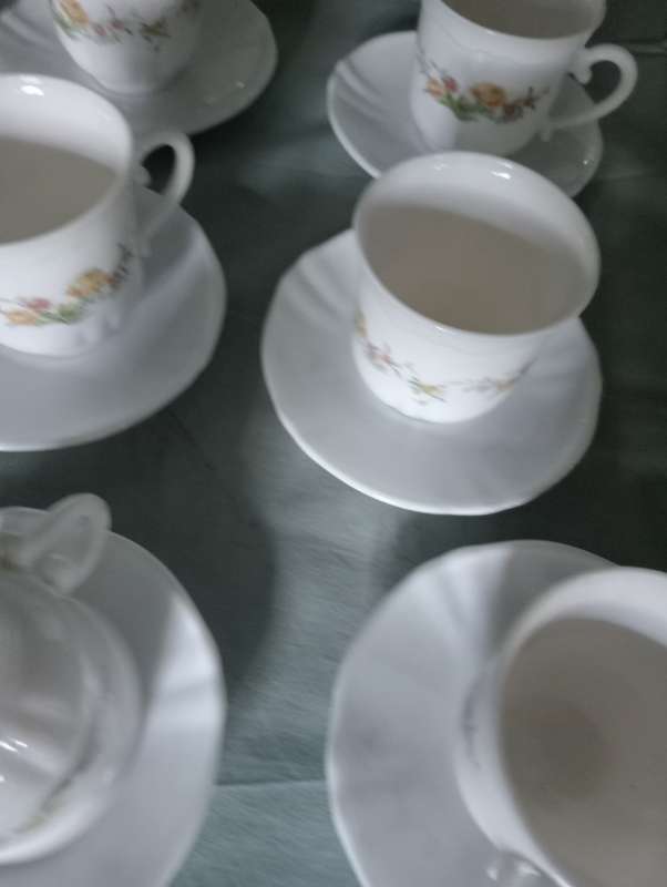 VINTAGE 12 PIECE CUPS AND SAUCERS