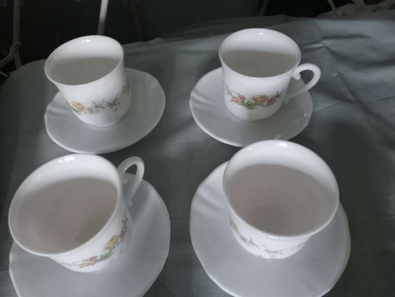 VINTAGE 12 PIECE CUPS AND SAUCERS